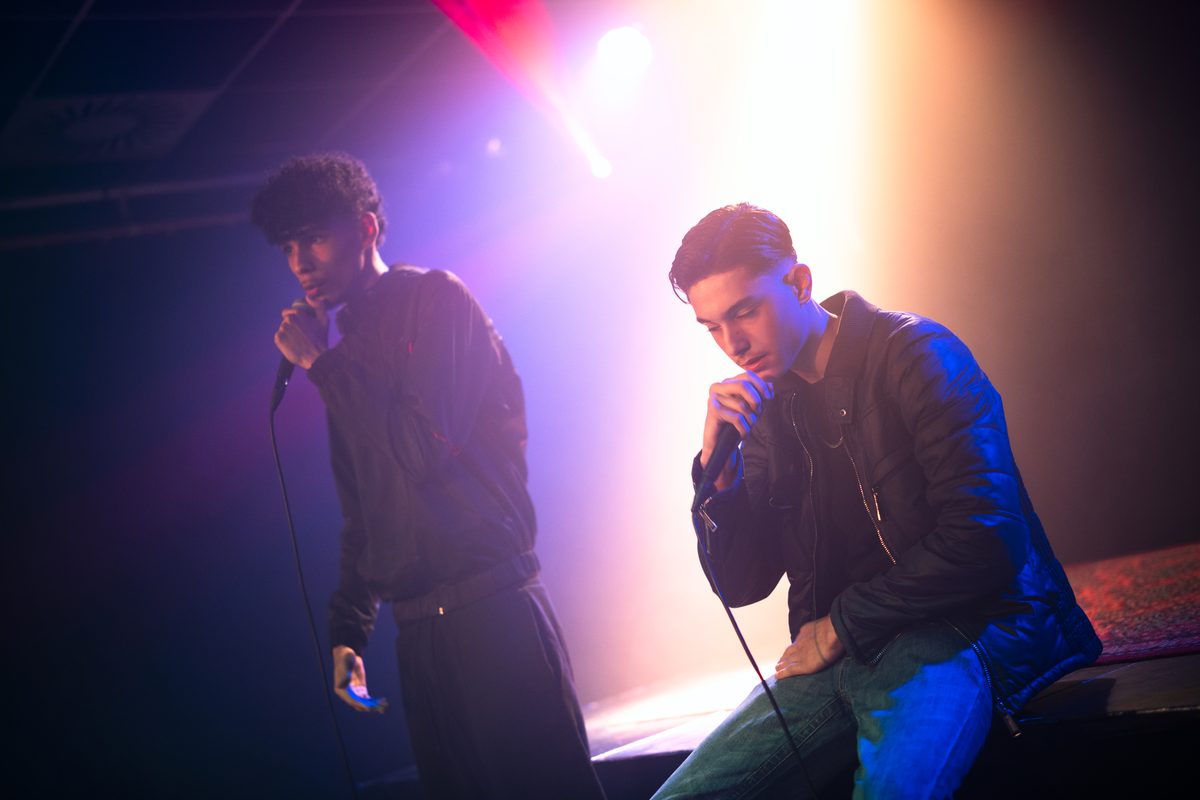 Zwei Acts live auf der Bühne im Scheinwerferlicht